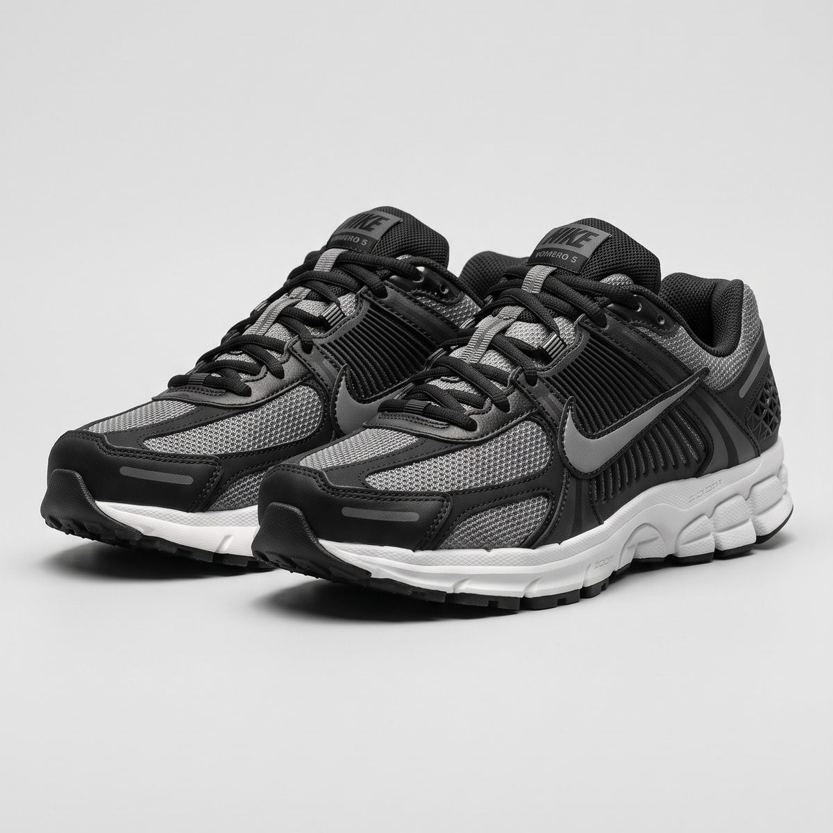 Nike Zoom Vomero 5 - Negro / Gris